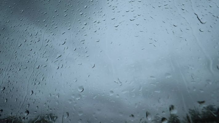 窗外下雨了